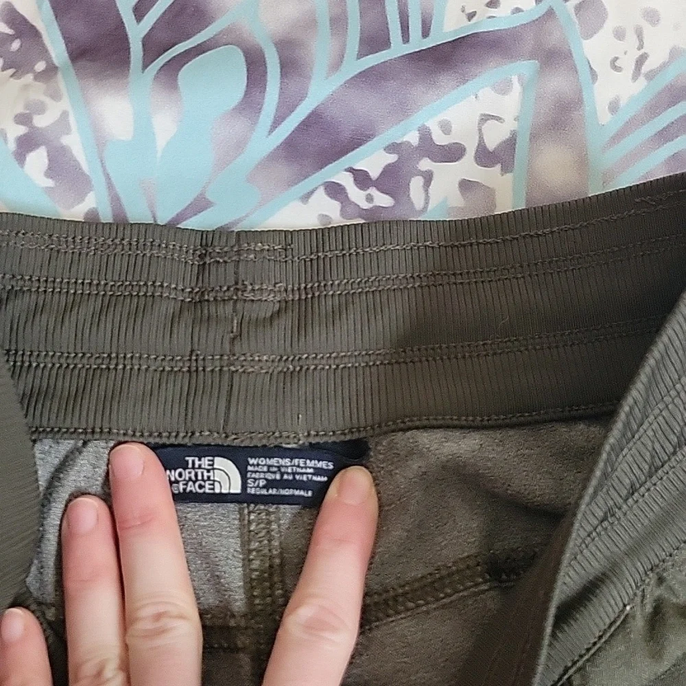 GUC The North Face Aphrodite Capris - Picture 6 of 9